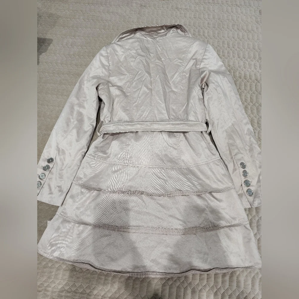 Women's trench coat, brand Charles Klein, size M, color‎ pearl white.